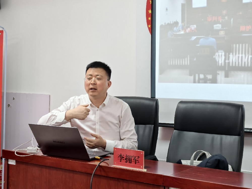 李拥军形象照7.jpg