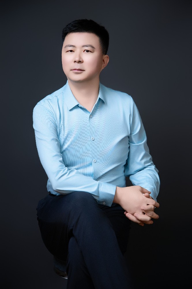 李拥军形象照3.jpg