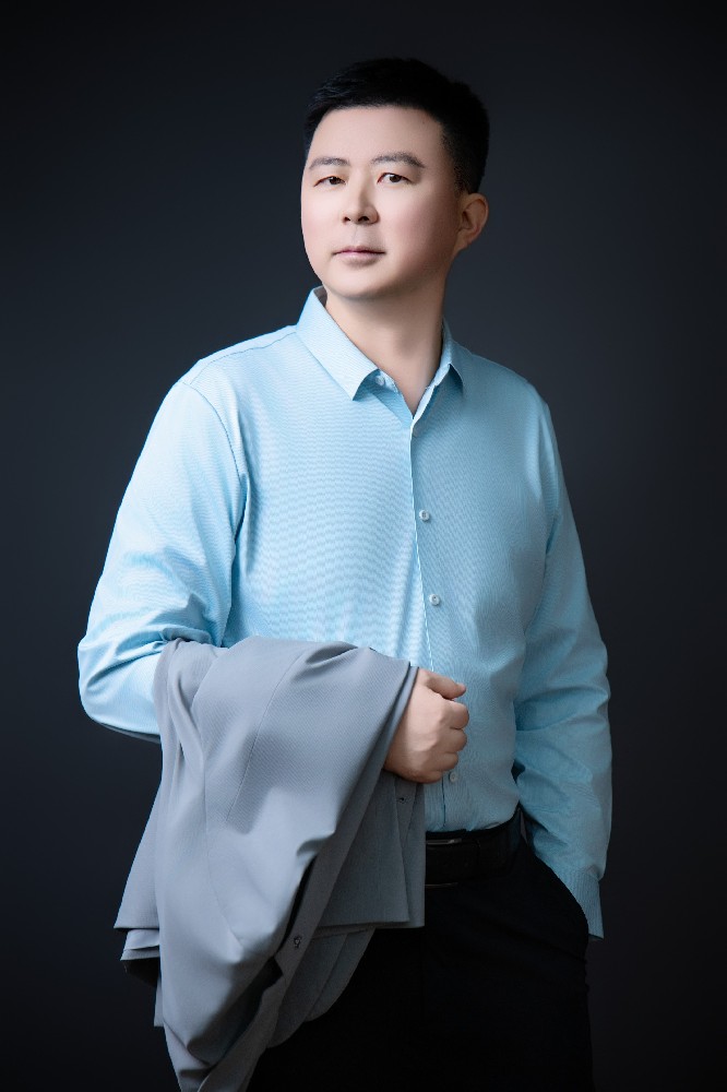 李拥军形象照2.jpg