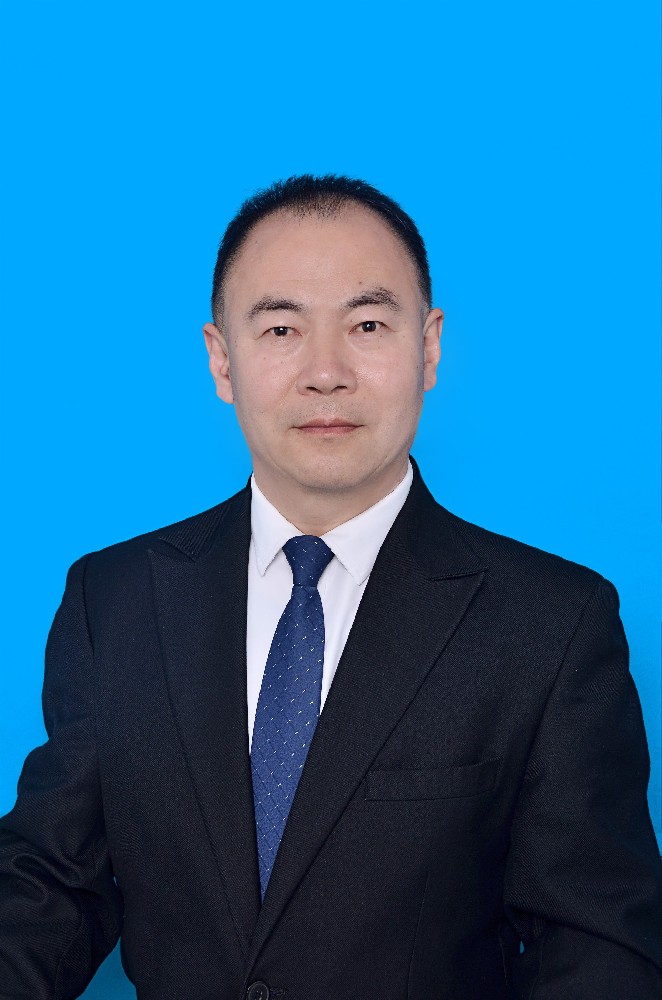 田桩律师照片1.jpg