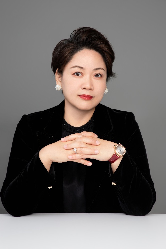 王静个人照.jpg